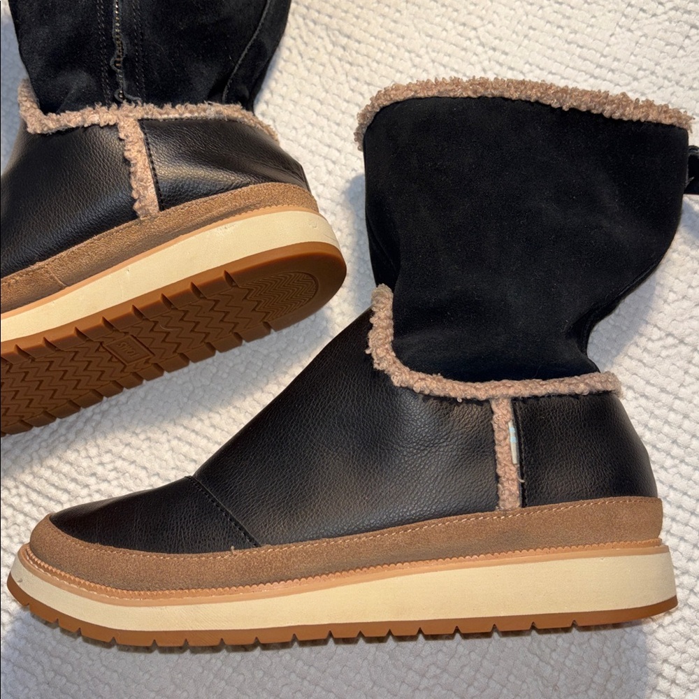 Toms Makenna Black Leather Suede Zip Up Ankle Boots, Size 8, EUC, Fur Lined